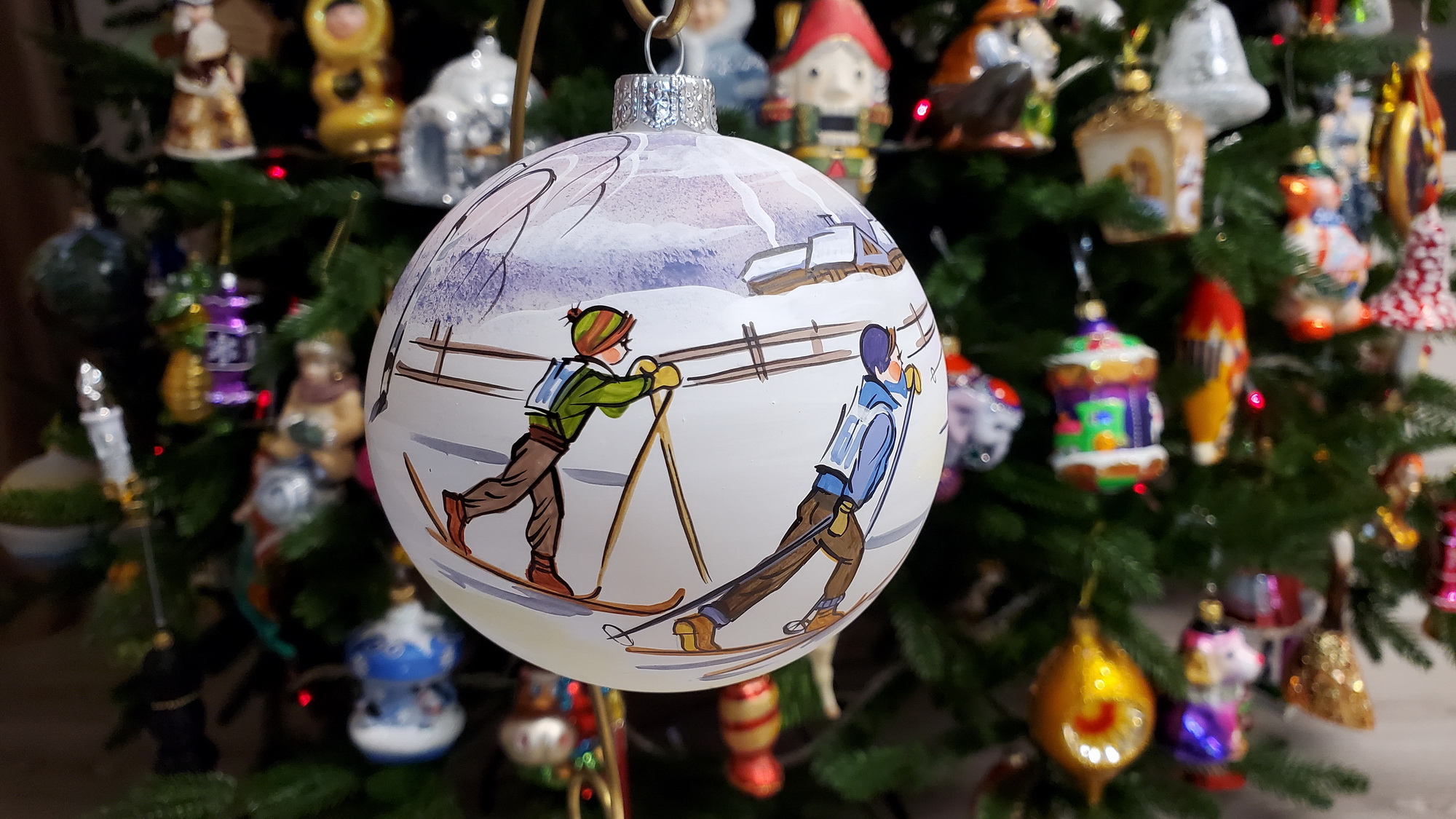 Елочный шар Лыжники. Производство ARTbyBDV. Ручная роспись. смотреть онлайн