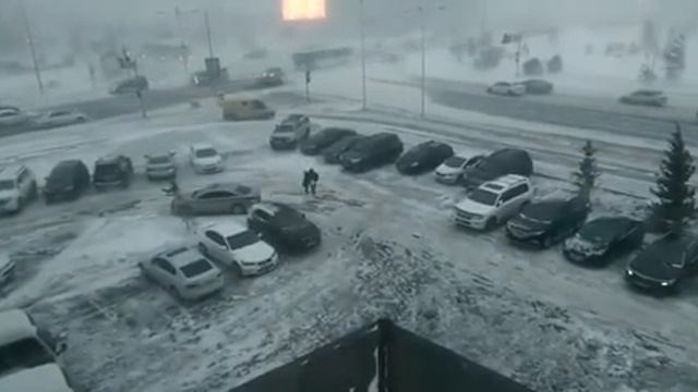 ЧЕЛОВЕКА СНЕСЛО. Астана сильный ветер 11.01.18 смотреть онлайн