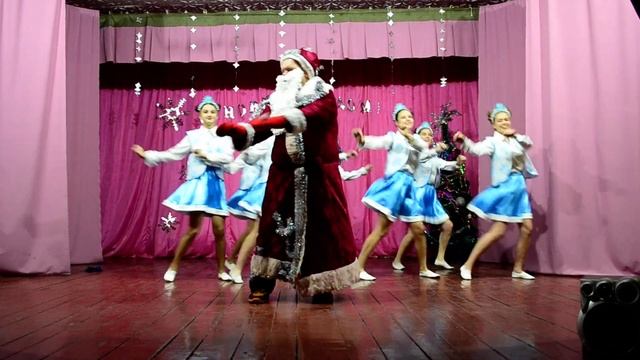 танец Деда Мороза и Снегурочек смотреть онлайн