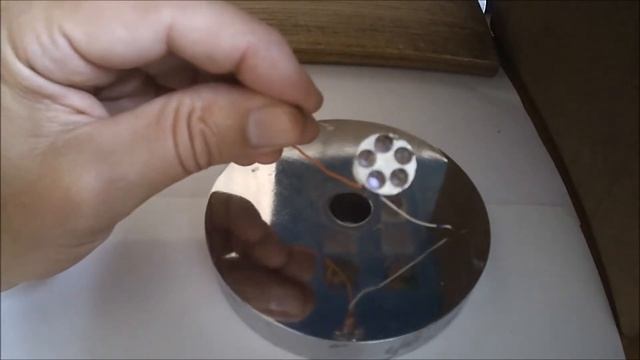 ? Лампочки и диоды горят без подключения источников тока. Free energy! смотреть онлайн