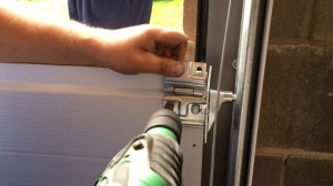 правильный монтаж гаражных ворот Алютех серии Тренд с калиткой