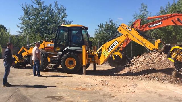 screening bucket for jcb 3cx (Работа просеивающего ковша на JCB 3cx) смотреть онлайн