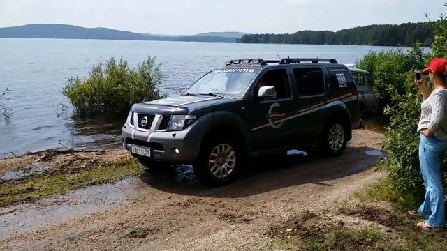 Тягаем застрявший УАЗик на Nissan Pathfinder смотреть онлайн