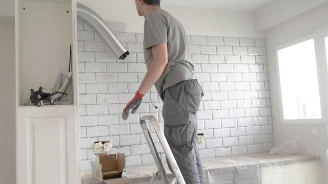 Фартук на кухне из плитки кабанчик своими руками. Укладка плитки для фартука поверх старой плитки. смотреть онлайн