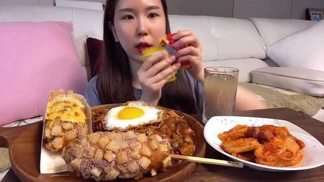 Eng) 직장인 먹방 브이로그ㅣ23:1 간헐적단(폭)식ㅣ청년피자, 엽기떡볶이, 명랑핫도그, 크리스피크림 케이크 도넛, 엽파게티, 삼송빵집, 마켓컬리 디저트, 반달커피 마카롱