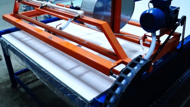 Автоматический станок для нанесения клея при производстве ПВХ панелей смотреть онлайн