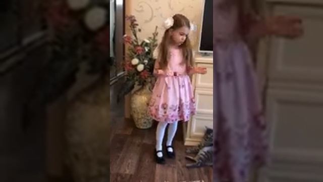 "В театре" А. Барто - читает Софья Назарова. смотреть онлайн