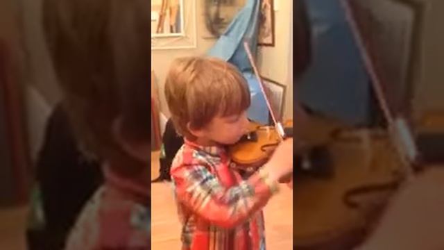Little toddler boy, 3, playing violin Маленький мальчик играет на скрипке 2е занятие смотреть онлайн