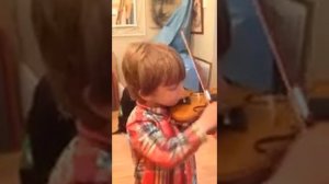 Little toddler boy, 3, playing violin Маленький мальчик играет на скрипке 2е занятие
