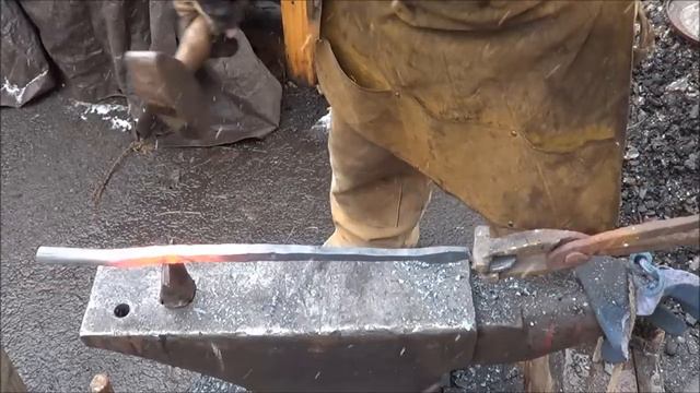 Blacksmithing - Forging Horseshoe Cup Tongs смотреть онлайн