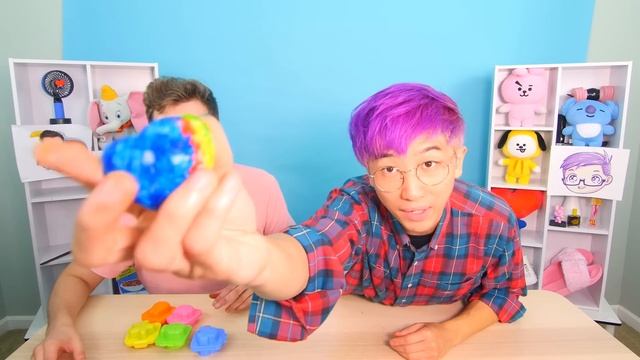 Can You Guess The Price Of These RAINBOW FOOD GADGETS!? (GAME) смотреть онлайн