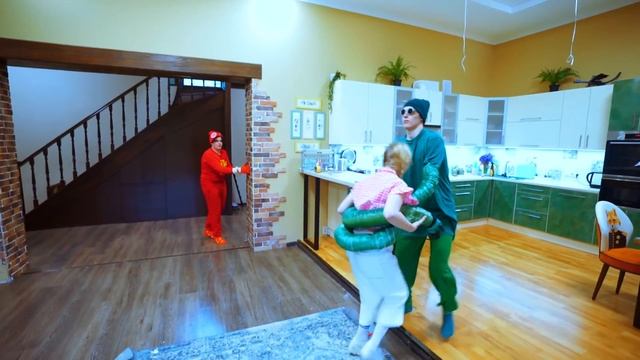 РАДУЖНЫЕ ДРУЗЬЯ СОВСЕМ НЕ ДРУЗЬЯ - КРАСНЫЙ В РЕАЛЬНОЙ ЖИЗНИ Rainbow Friends || РАДУЖНЫЕ ДРУЗЬЯ #3