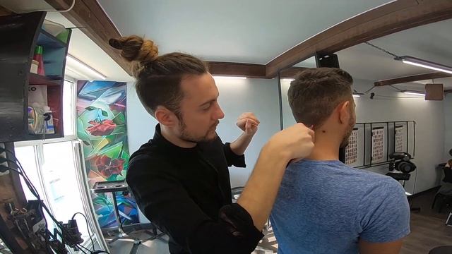 Барбер- парикмахер Артем Дьячков дарит идеальные стрижки в студии Дениса Осипова смотреть онлайн