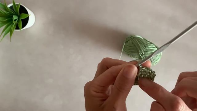 Делаем убавки и прибавки столбиками с накидом / increase and decrease double crochet смотреть онлайн