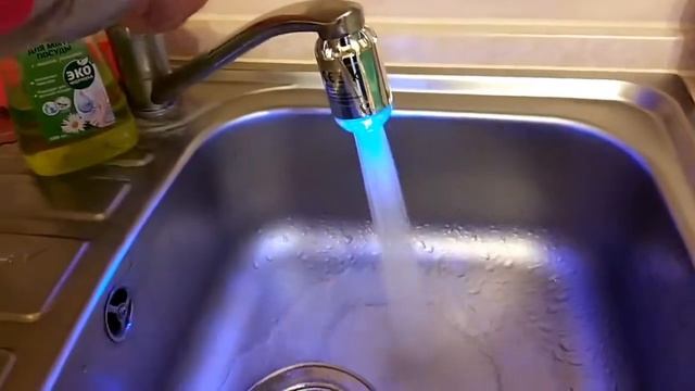 Светодиодная ЛЕД насадка на водопроводный кран для подсветки экономии воды смотреть онлайн