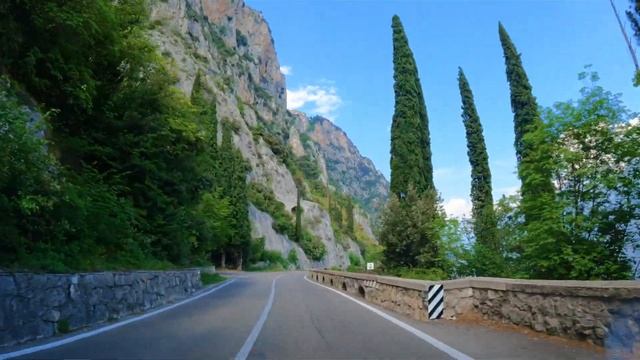 LAGO DI GARDA ITALY ??| SCENIC DRIVE FROM GARDONE RIVIERA - RIVA DEL GARDA MAY 2023 UPDATE. 4K60FPS смотреть онлайн