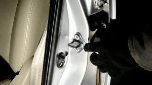 Регулирую закрытия двери на Lifan X60