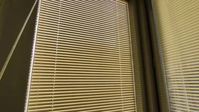 Горизонтальные жалюзи на балкон, от компании SVIL смотреть онлайн