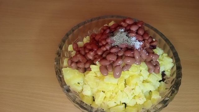 Салат на скорую руку из свеклы, картофеля и фасоли#салат #свекла смотреть онлайн