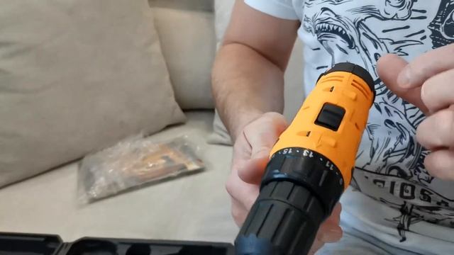 Распаковка — Аккумуляторная дрель-шуруповерт Вихрь ДА-12Л-2К (72/14/7) смотреть онлайн