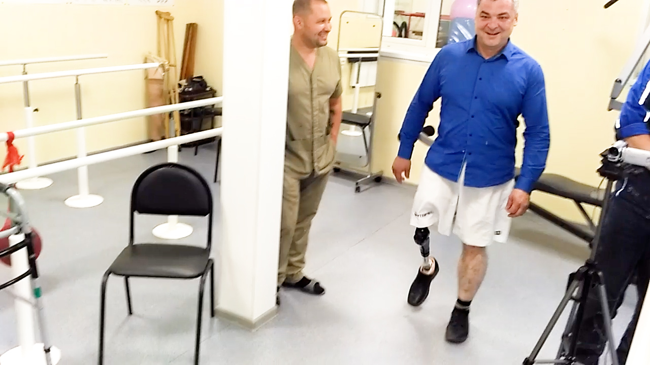 На протезе ноги с микропроцессором по лестнице смотреть онлайн