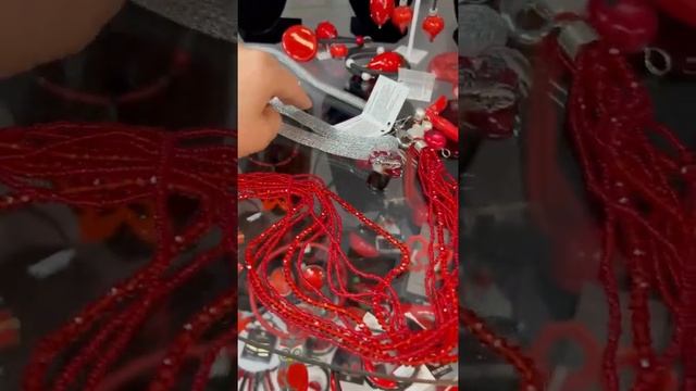 Обзор витрины с красными украшениями. смотреть онлайн
