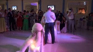 Папа поет для дочери на свадьбе