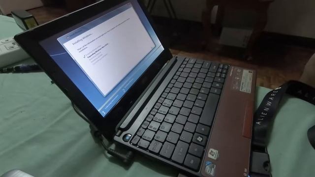 Acer Aspire One D255 | Hard Drive Replacement смотреть онлайн