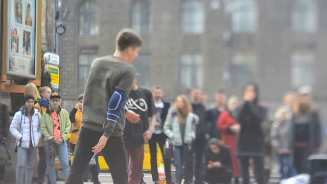 Копия видео "Крещатик. Танцы на Крещатике. Street dance in Kiev. 2017 весна 1" смотреть онлайн