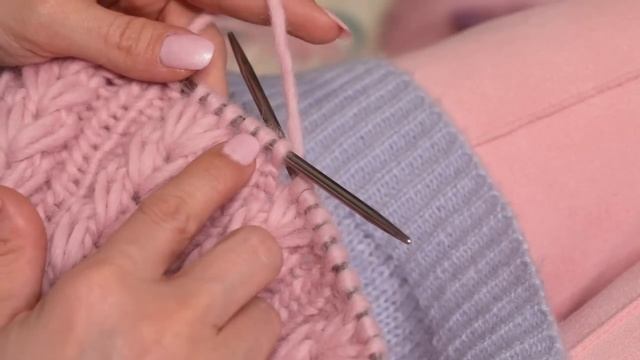 Шапка зефирка спицами с узором колоски из вытянутых петель. Как связать смотреть онлайн