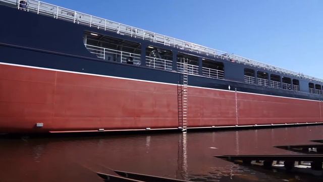 Освящение и спуск на воду сухогруза 
