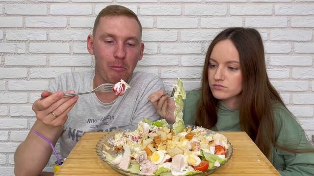 МУКБАНГ САЛАТ ЦЕЗАРЬ С КУРИЦЕЙ ГОТОВИМ САМИ ответы на вопросы Швепс Пепси MUKBANG CAESAR SALAD смотреть онлайн