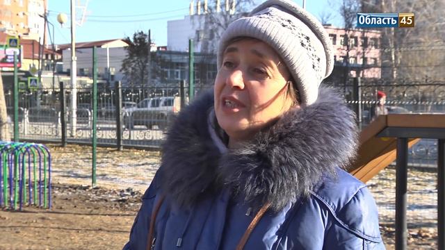 Курганцы выгуливают собак на новой площадке в центре города смотреть онлайн