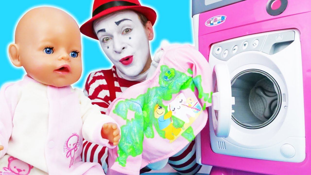 Кукла БЕБИ БОН испачкалась! Стираем одежду для кукол Baby Born! Смешное видео Весёлые игры Как Мама смотреть онлайн