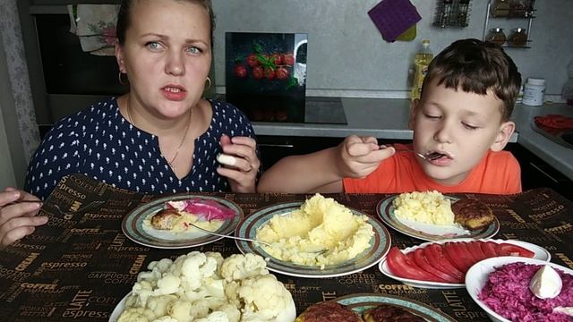 Мукбанг Картофельное пюре с котлетами/Кушаем толчёнку, цветную капусту,свекольный салат смотреть онлайн