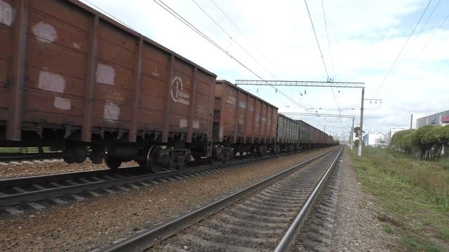 Электровоз 2ЭС4К-026 с грузовым поездом смотреть онлайн