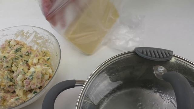 Отправляем сыр в кипяток и взбиваем масло для начинки / Готовим сырный рулет на закуску смотреть онлайн