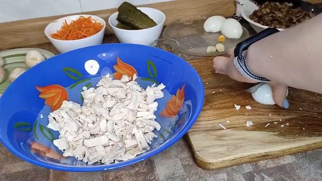 САЛАТ С ЖАРЕНЫМИ ГРИБАМИ И КУРИНОЙ ГРУДКОЙ! смотреть онлайн