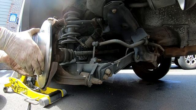 2002-2006 Honda CRV rear brake pad replacement смотреть онлайн