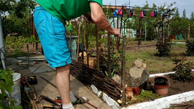 Как из ничего сделать забор. Плетём украинский тын (плетень). смотреть онлайн