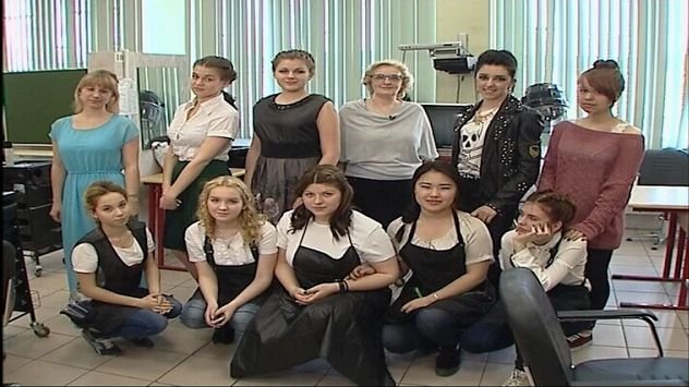 Создаём креативные причёски на базе обычного плетения косы «колосок». Мастер класс смотреть онлайн