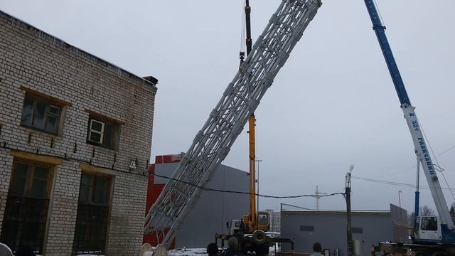 Подъем дымовой трубы двумя кранами смотреть онлайн