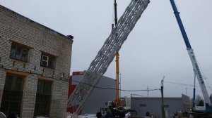 Подъем дымовой трубы двумя кранами