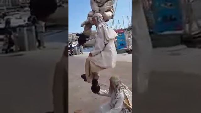 Это просто нереально мужчины поднимают друг друга в одной руке смотреть онлайн