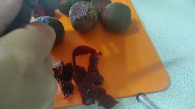 Вкусный салатик из свеклы и чесночка