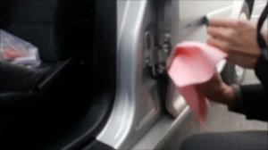 Отвалились молдинги. Подклеиваю с помощью двухстороннего скотча