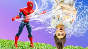 Бэтмэн пропал! Человек-паук спешит его искать. Супергерои для мальчиков.