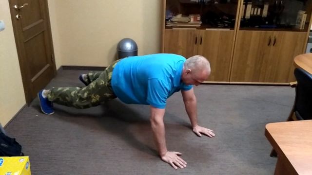 Касание плечей из упора лежа. смотреть онлайн