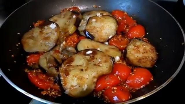 Баклажаны с жареными помидорами и кунжутом. Просто, быстро, вкусно. смотреть онлайн