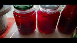 Варенье из лепестков обычной розы.